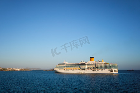 巡洋舰摄影照片_邮轮 Costa Luminosa 在米科诺斯岛附近的地中海。