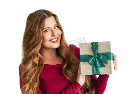 圣诞礼物，快乐的女人拿着白色背景中突显的礼物或豪华美容盒订阅交付