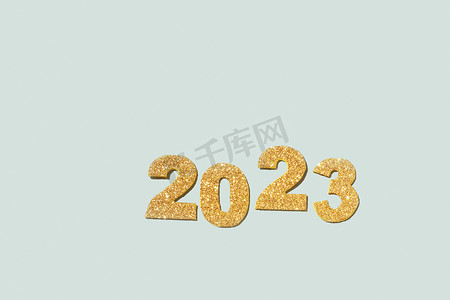 金色闪光的数字 2023 是即将到来的新年的象征。