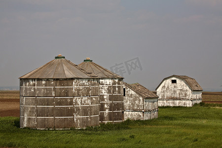 粮仓摄影照片_风景秀丽的萨斯喀彻温省风化的木制粮仓