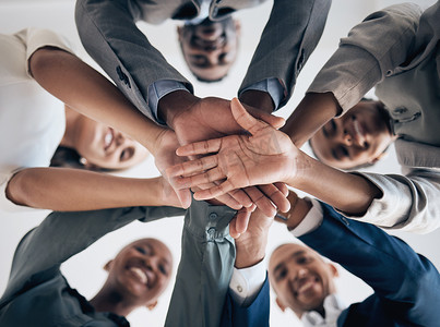 动机、伙伴关系和在公司车间提供支持、团队建设或团队合作的商务会议。