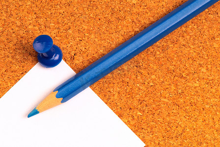 蓝色铅笔和别针