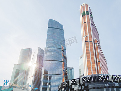 俄罗斯莫斯科 - 2020年10月3日。莫斯科国际商务中心 MIBC、联邦塔和水星塔以及 Afimall 在清澈的蓝天背景下。
