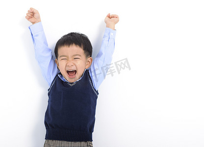 哈哈大笑卡通人物摄影照片_快乐的孩子男孩在白色背景下玩得开心