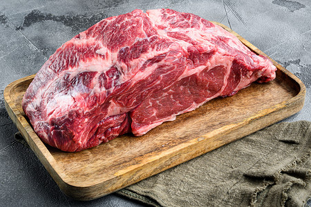 生鲜肉肋眼牛排 entrecote 黑安格斯优质肉，灰色石背景