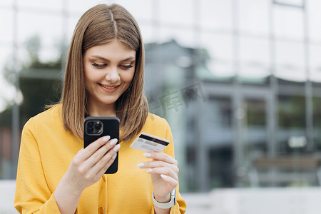 女手在智能手机中输入银行卡号。