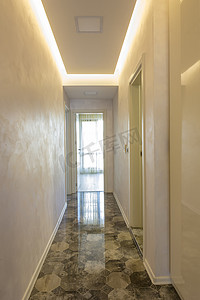 瓷砖摄影照片_新家庭走廊的尽头有一个敞开的门和瓷砖