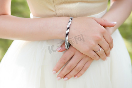 穿着白色礼服的新娘，婚礼装饰，手上有石头装饰细节