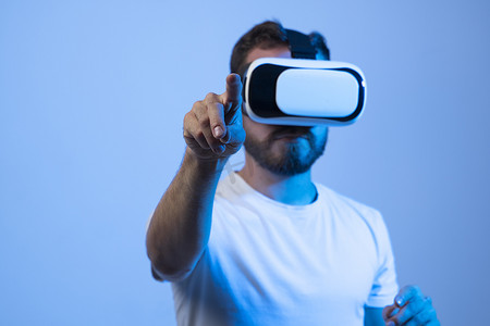 年轻开发人员在虚拟世界中使用 VR 耳机并创建新产品和应用程序。