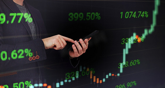邀请函金融摄影照片_经理在交易产品仪表板上分析投资统计数据和指标。