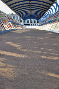 有涂鸦的城市廊桥。