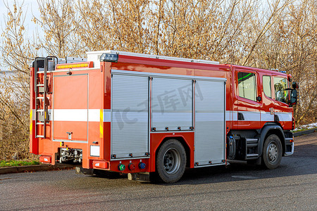 道路上的消防车，现代化的灭火设备。