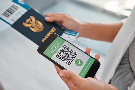 Covid 旅行护照、手机上的疫苗健康数字二维码证书和机场安全身份证件。