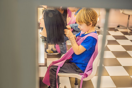 男孩美发师，选择职业的一天，在儿童美容院的美发师玩，发型师，美发，理发师工作