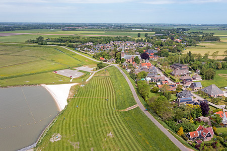 鸟瞰林摄影照片_从荷兰艾瑟尔湖 (IJsselmeer) 的谢林豪特 (Schellinkhout) 村鸟瞰