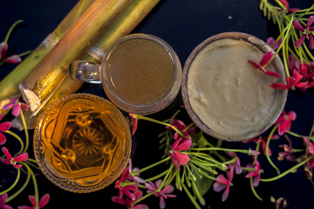 土蜂蜜摄影照片_新面膜由一些甘纳汁或甘蔗汁与蜂蜜和 Mulpani Mitti 或 Multani Mitti 或漂白土充分混合而成。