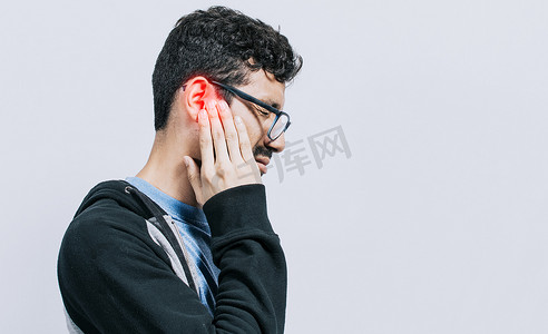 中耳炎和耳鸣患者的概念，耳痛患者，背景孤立，受苦男子按摩耳朵隔离