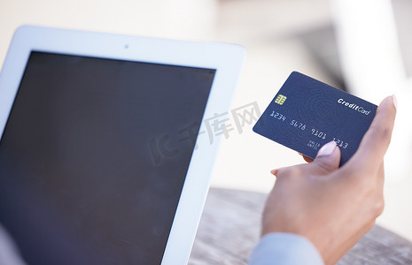 商务人士使用信用卡在平板电脑上进行银行业务，在金融移动应用程序上进行在线购买，并利用技术在网上购买产品。
