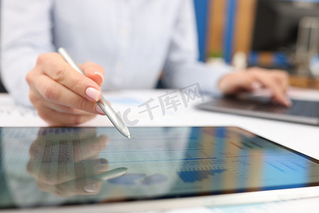 女手用手写笔特写研究数字平板电脑上的信息
