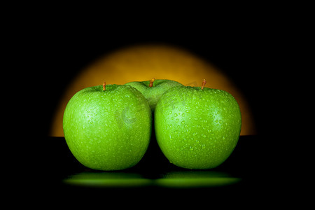黄黑色摄影照片_黄光下的青苹果