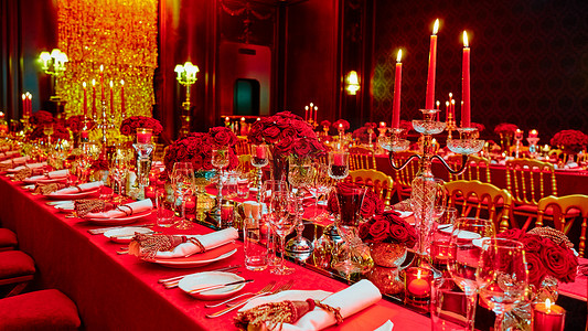 为婚礼或其他宴会活动准备的餐桌。