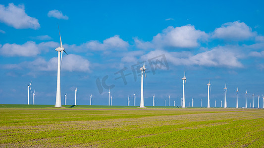 海洋中的风车公园，无人机鸟瞰产生绿色能源电力的风车涡轮机，荷兰海上孤立的风车