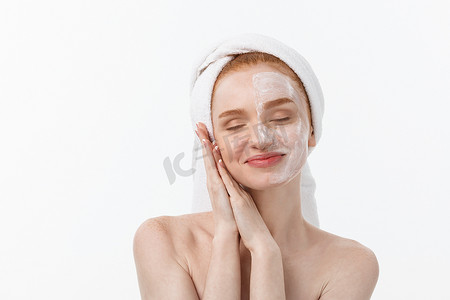 天然药摄影照片_美丽的模特在她的脸上涂上白色的化妆品霜治疗。