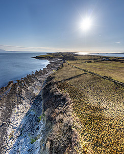 爱尔兰多尼戈尔郡圣约翰角巴利德兰令人惊叹的岩石海岸的鸟瞰图。