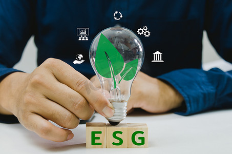 能量方块摄影照片_环境、社会和治理 ESG 行为被关注社会的投资者用来考虑潜在的投资。商业创新理念开发木立方块。