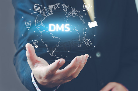 面型图标摄影照片_商人手世界虚拟屏幕 DMS 文档管理系统数字技术连接图标概念。