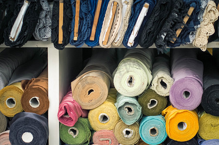 纺织店行业中的彩色织物卷。亮色织物卷