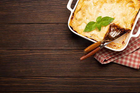 木桌上砂锅中的传统意大利烤宽面条