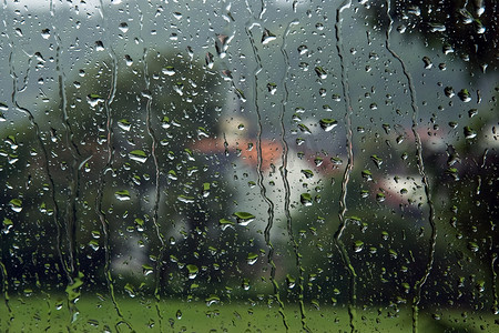 雨中透过汽车玻璃观看