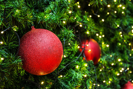 绿色用电摄影照片_用电灯和圣诞球装饰的圣诞树