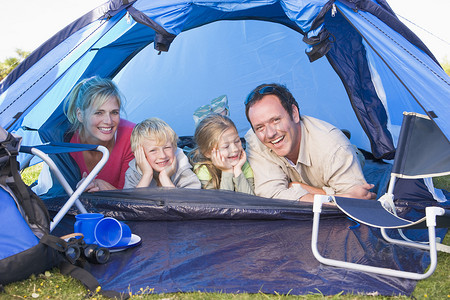 家庭在帐篷里露营微笑