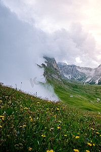 一对夫妇在意大利多洛米蒂山度假徒步旅行，欣赏塞塞达峰的壮丽景色。