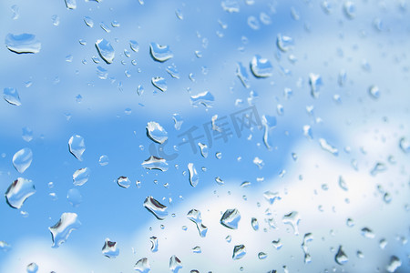 雨后水滴在干净的玻璃上。