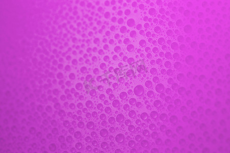 在紫色的抽象水滴