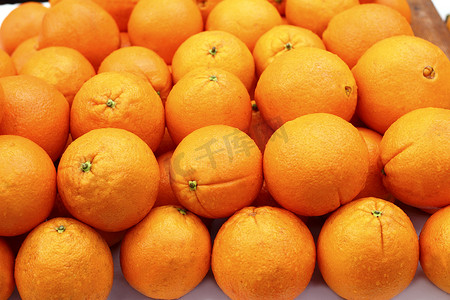 市场上排列的堆叠橙色水果行