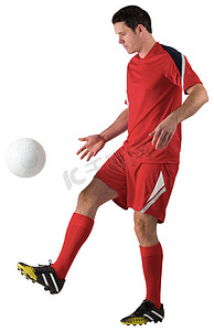 穿着红色踢球的足球运动员