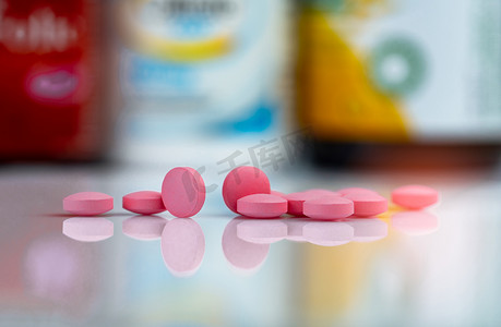 药盒和药博背景模糊的粉红色药丸