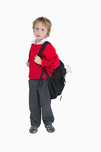 背着书包的学生摄影照片_背着书包的小男孩的肖像