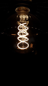 深色背景上经典爱迪生灯泡的垂直照片，带有文本空间