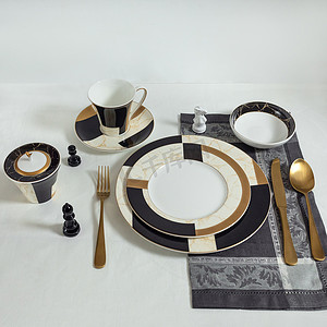 器皿摄影照片_桌子上一套干净的餐具、盘子、盘子、器皿