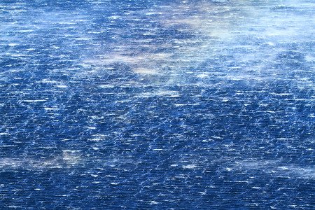 海浪汹涌摄影照片_汹涌的大海伴随着汹涌的海浪