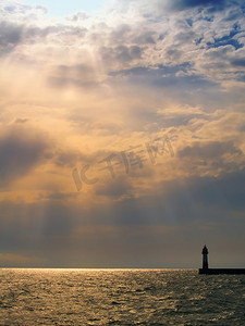 灯塔大海摄影照片_阳光和灯塔