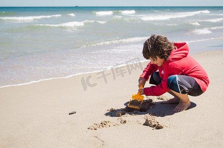 男孩在玩沙子