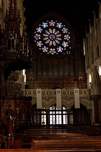 圣科尔曼大教堂的内部窗户和座位