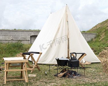 带帐篷和烹饪设备露营