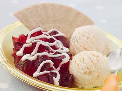 果冻和冰淇淋配威化饼和奶油